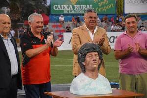 Crónica / Burlas y memes a una escultura en honor a Diego Maradona