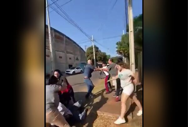 Dos familias llegaron a los golpes en un caótico intento de desalojo - Megacadena — Últimas Noticias de Paraguay