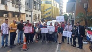 Funcionarios de Copaco se movilizan y alegan retrasos en pagos de salarios - Nacionales - ABC Color