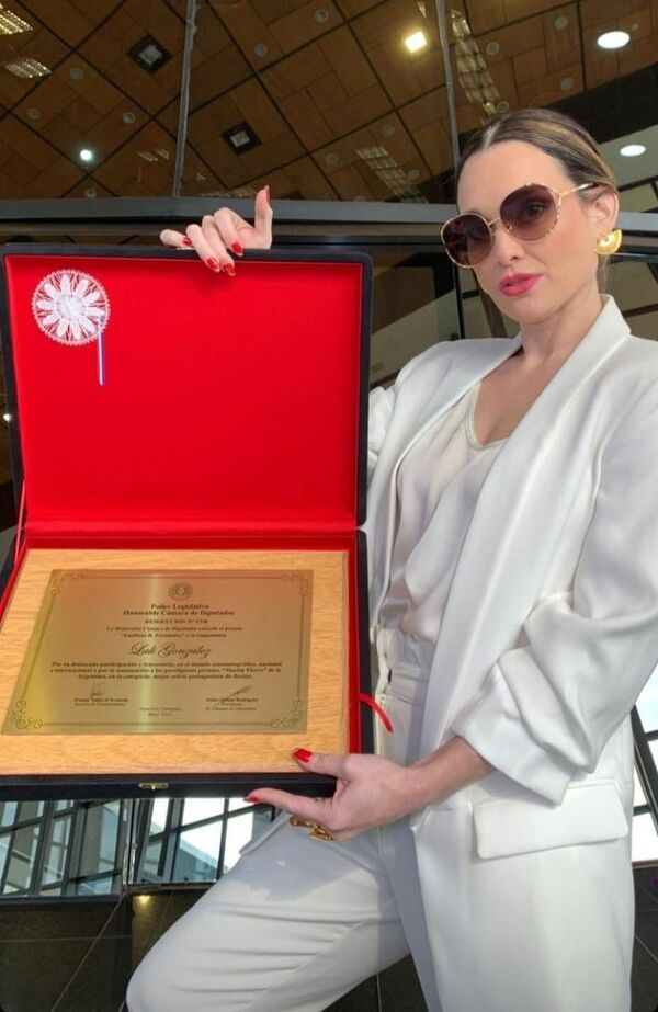 Lali González recibió el premio Emiliano R. Fernández con un look “total white” - Gente - ABC Color
