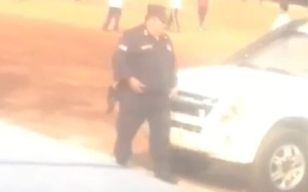 (VIDEO) Policía se pichó porque alumnos lo grabaron para el “Ti-ton”