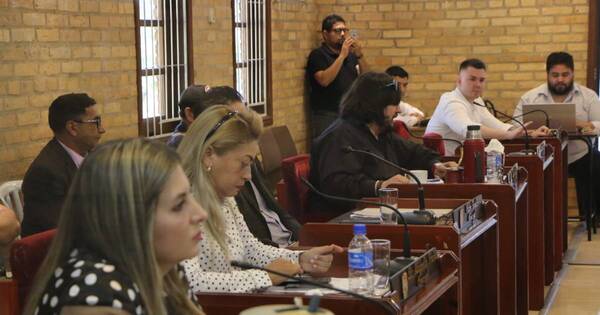 La Nación / Junta Municipal de CDE aumentó pasaje a G. 4.000 y chatarras seguirán operando