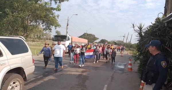 La Nación / Puente Remanso: pobladores se movilizaron para exigir aprobación de proyecto que les otorga tierras