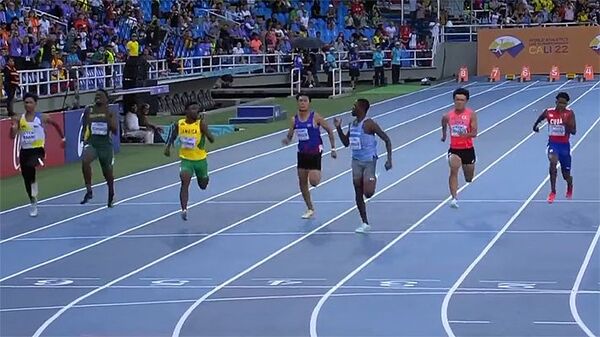 El “nuevo Usain Bolt” rompió el récord juvenil de los 100 metros y desafió a su rival antes de la meta