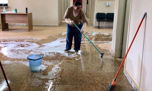 Funcionarias de blanco deben hacer hasta de limpiadoras ante falta de respuestas de autoridades