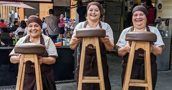 La Nación / “¡Maaarche un tuit!”: mozas del Lido Bar se divierten interactuando con clientes