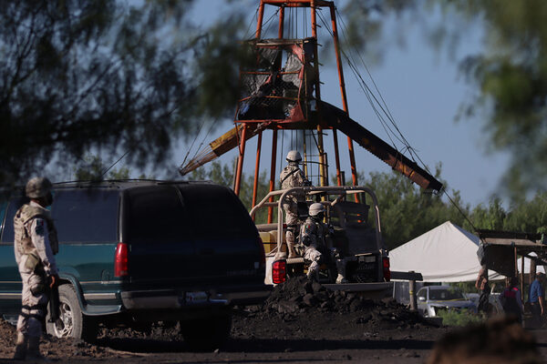 Seguro social atiende a mineros que lograron salir de derrumbe en México - MarketData