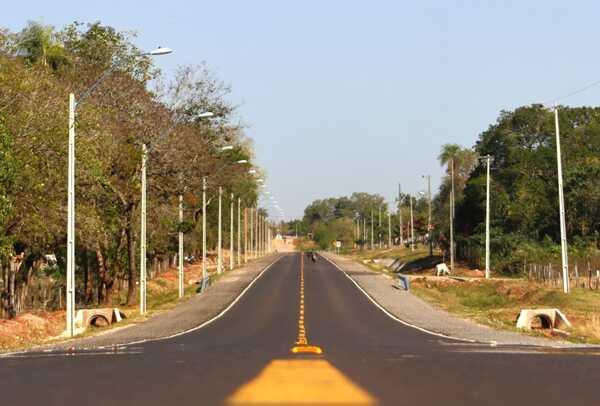 Pobladores celebran nuevo tramo pavimentado en el norte