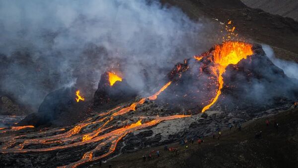 Un volcán entra en erupción cerca de la capital de Islandia