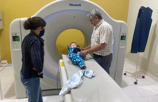 Niño de escasos recursos recibe atención médica gratuita - Noticiero Paraguay