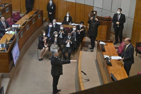 Repudiando la pobreza extrema, suplente de Zulma Gómez jura ante el Senado y cartismo pierde fuerza - Política - ABC Color