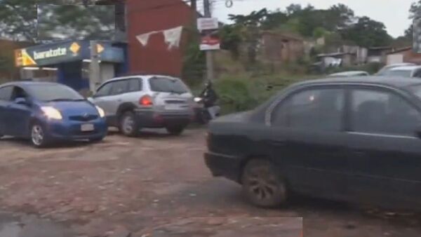 Una mujer compra escombros para rellenar baches de Avelino Martínez