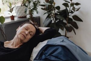 ¿Por qué es importante que los adultos mayores duerman la siesta?