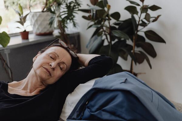 ¿Por qué es importante que los adultos mayores duerman la siesta?