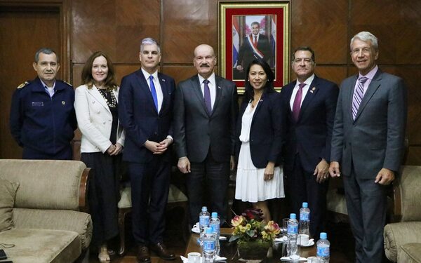 Una delegación de congresistas de los Estados Unidos visitó el Ministerio de Defensa - Megacadena — Últimas Noticias de Paraguay