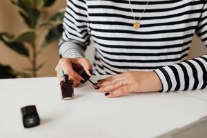 Trucos caseros para secar más rápido el esmalte de uñas