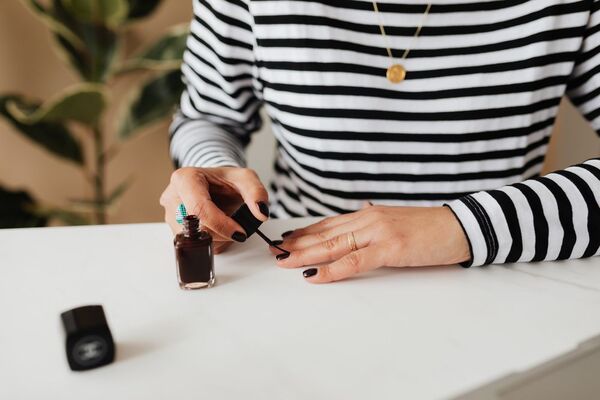 Trucos caseros para secar más rápido el esmalte de uñas