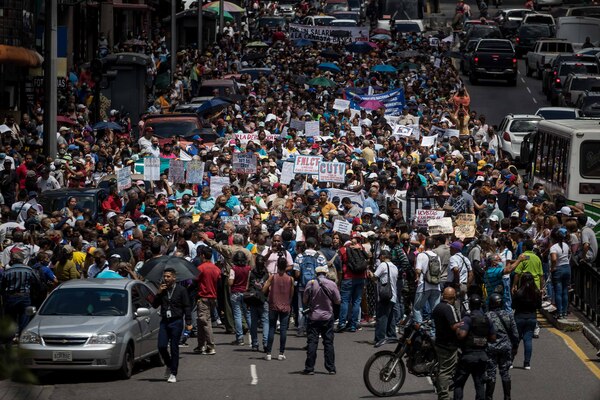 El sector educativo de Venezuela persiste en las calles con reclamos salariales - MarketData