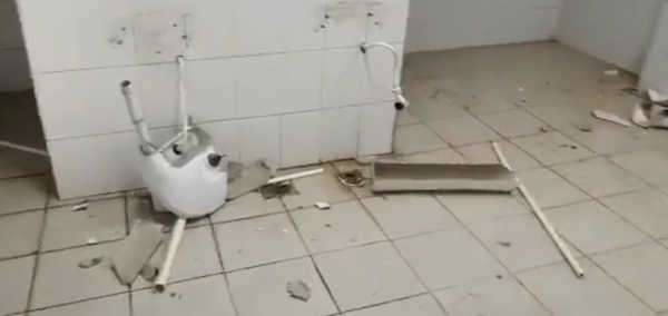 Hinchas de Colonial destrozaron uno de los baños en Para Uno