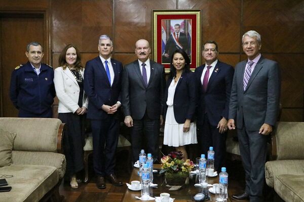 Delegación de congresistas de EE.UU. se reunió con ministro de Defensa Nacional | 1000 Noticias