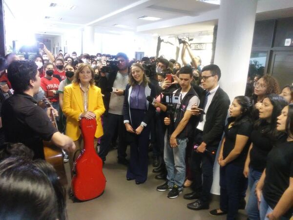 Emotivo recibimiento a Berta Rojas en Encarnación, donde mañana ofrece un concierto - Nacionales - ABC Color