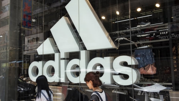 Adidas creció en ventas este primer semestre, pero sus ganancias cayeron más del 18%