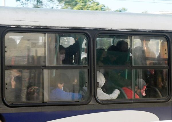 Ejecutivo “congeló” precio del pasaje pero triplicó subsidio a transportistas - Economía - ABC Color