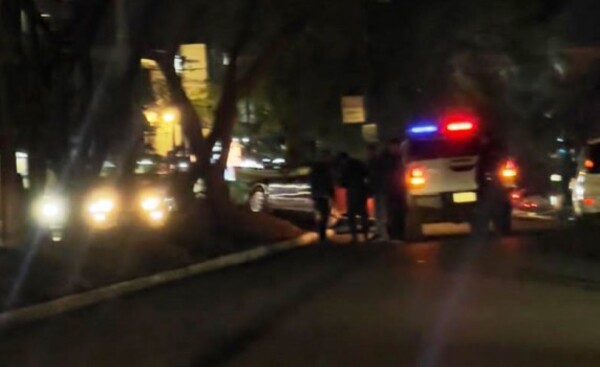 Conductor ebrio perdió el control de su rodado y derribó una columna