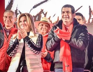 Esposa de Velázquez, en proselitismo antes de resolución del permiso fiscal