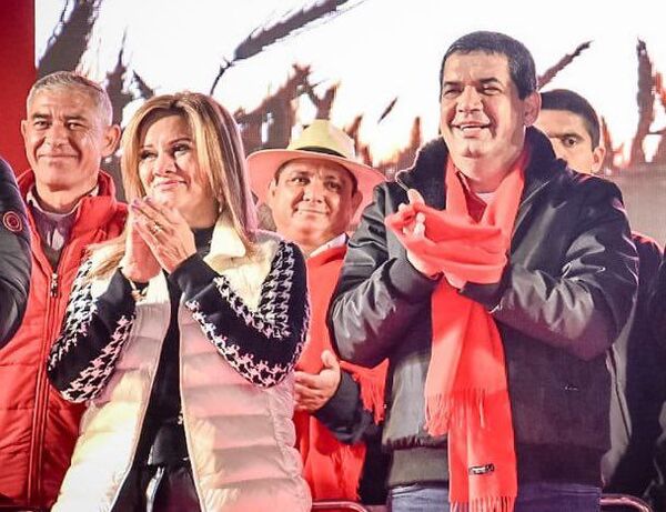 Esposa de Velázquez, en proselitismo antes de resolución del permiso fiscal