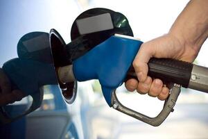 Diario HOY | Emblemas esperarán dos meses para evaluar bajar precio de combustible