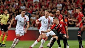 Con Morel como destacado, Estudiantes rescata un empate ante Paranaense en Brasil