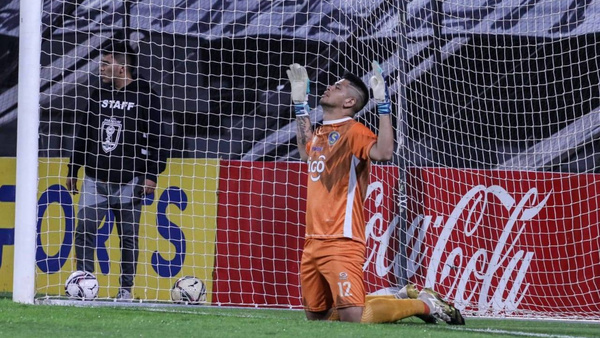 Crónica / El arquero de Colonial no iba a jugar porque era hincha de Olimpia ndaje