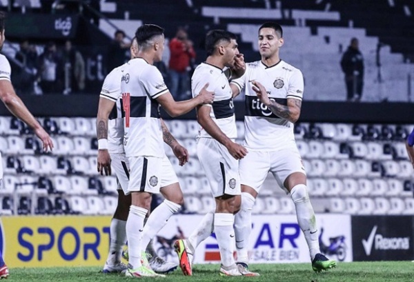 Olimpia ganó por goleada y avanza hacia octavos