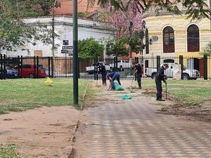 Policías limpian plazas mientras la Municipalidad de Asunción se desentiende - Nacionales - ABC Color