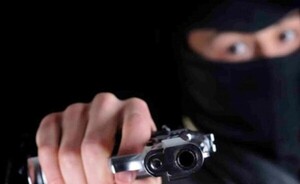 Roban G. 15 millones, mil reales, y camioneta, en asalto