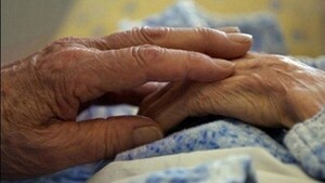 Vecinos detuvieron a doña que casi mata a su madre a golpes
