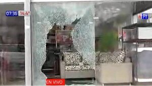 Rompevidrios atacan local comercial de Luque | Noticias Paraguay
