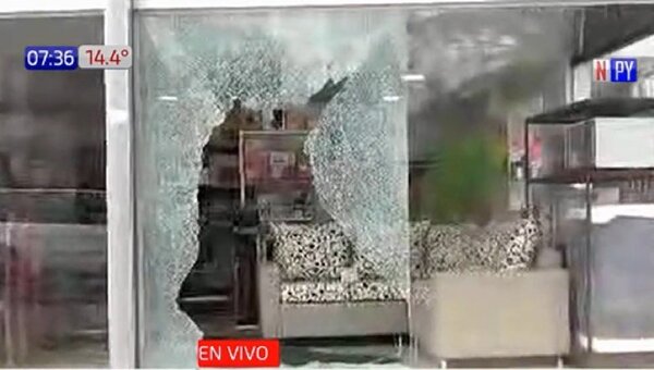 Rompevidrios atacan local comercial de Luque | Noticias Paraguay