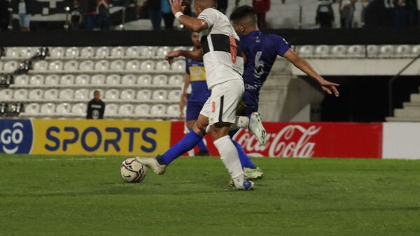 Hugo Quintana se fracturó el tobillo y es baja por el resto del 2022