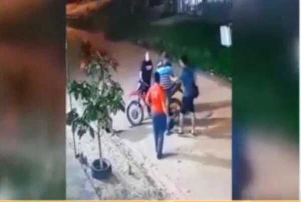 Vecinos cansados de inseguridad acorralaron a motochorro que los acechaba