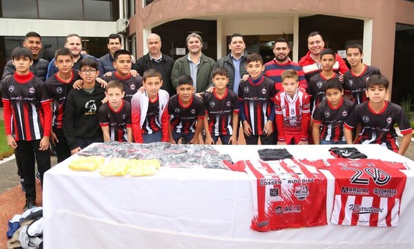 Entregan atuendos deportivos a la Asociación Ovetense de Fútbol de Salón - Noticiero Paraguay