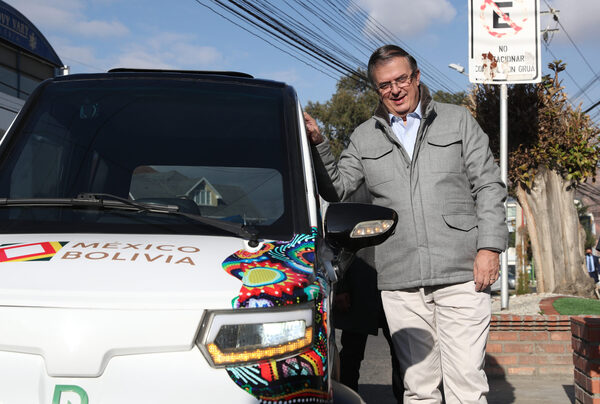 Ebrard conduce un auto eléctrico boliviano y anuncia su producción en México - MarketData