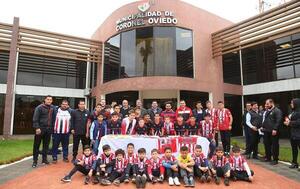 Entregan indumentarias a integrantes de la Asociación Ovetense de Fútbol de Salón – Prensa 5