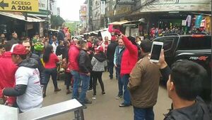 Ciudadanos escrachan a Santiago Peña y a su comitiva en Ciudad del Este - ABC en el Este - ABC Color
