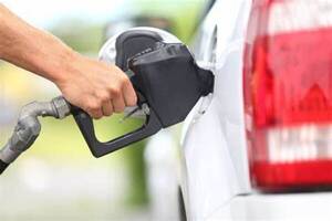 Crónica / Combustible podría bajar en dos meses dicen dueños de surtidores