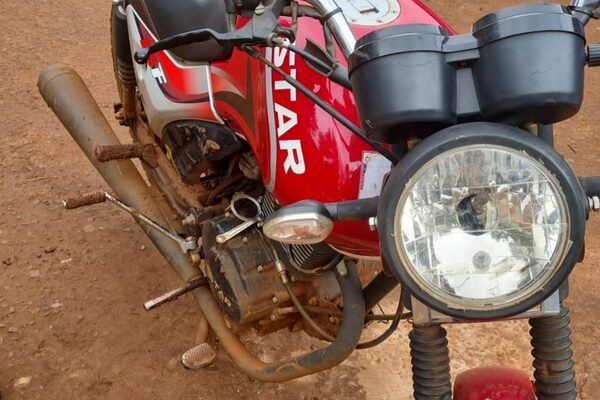 Recuperan moto hurtada en un patio baldío