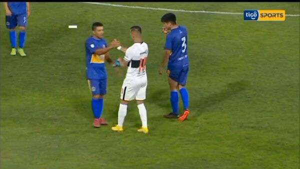 Quiso la camiseta de Derlis y terminó llevándose sus botines