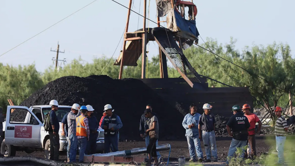 10 mineros siguen atrapados tras derrumbe en México