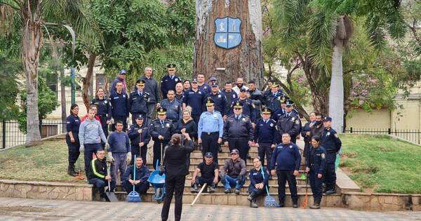 La Nación / Miembros de la Policía Nacional procedieron a limpiar la plaza de Armas, frente al Congreso
